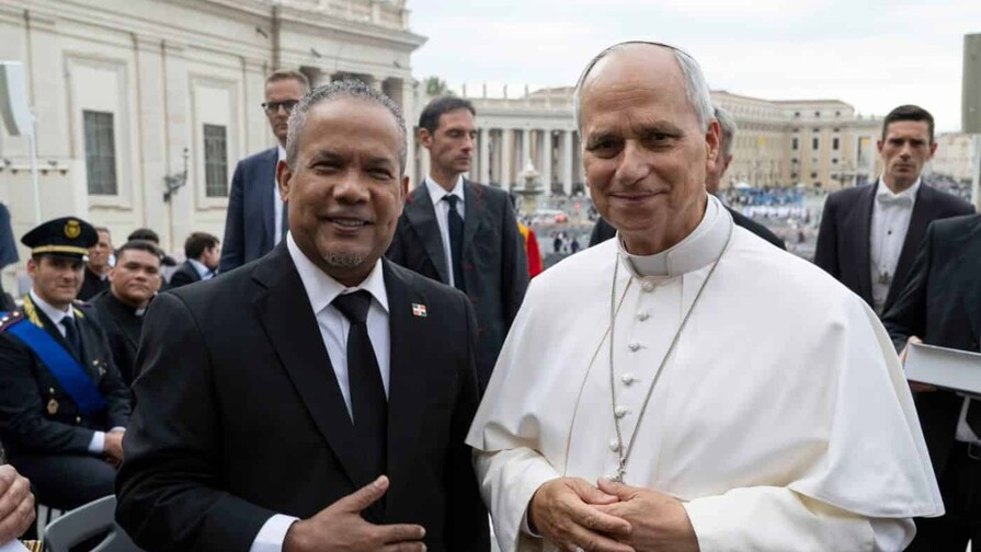 Héctor Acosta entrega bandera dominicana al papa León XIV y lo invita a visitar el país
