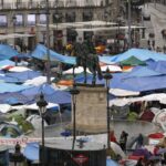 Tiendas de campaña, vendedores ambulantes y asentamientos improvisados deterioran la imagen de la icónica Puerta del Sol de Madrid