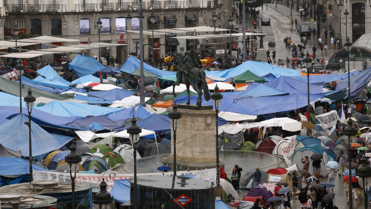 Tiendas de campaña, vendedores ambulantes y asentamientos improvisados deterioran la imagen de la icónica Puerta del Sol de Madrid