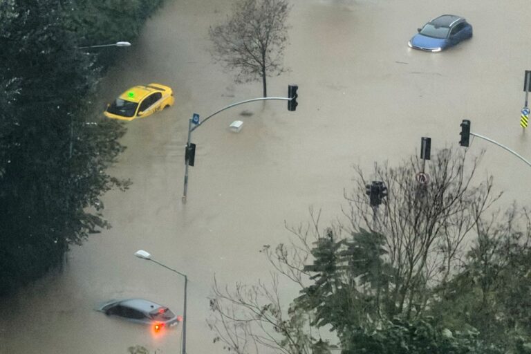 Fuertes lluvias y vientos provocan inundaciones en Estambul, Turquía