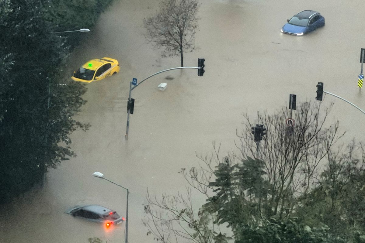 Fuertes lluvias y vientos provocan inundaciones en Estambul, Turquía