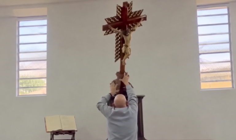 Video viral: pesada cruz cae sobre sacerdote durante ceremonia en templo de Colombia y genera conmoción en redes sociales