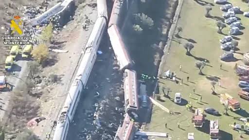 Aumentan a 64 muertos y 80 heridos tras choque de trenes en España