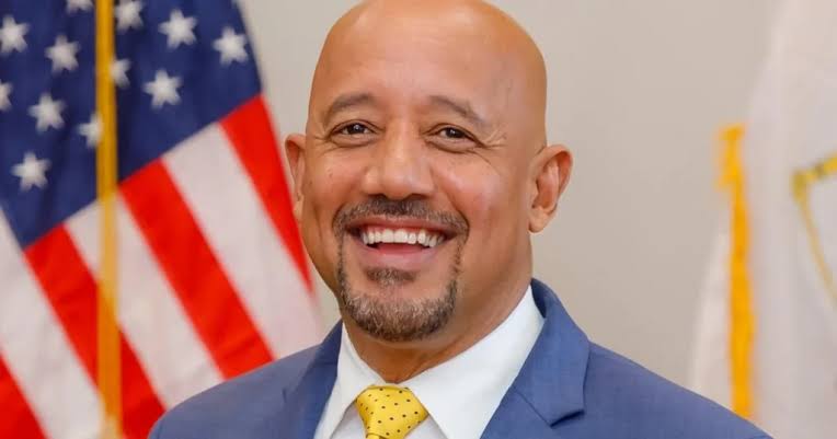 Alcalde dominicano de Lawrence, Brian DePeña, asegura que no renunciará pese a enfrentar cargos estatales y federales
