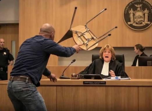 Indignación en tribunal: padre lanza silla tras condena de solo 120 horas de servicio comunitario por muerte de su hija