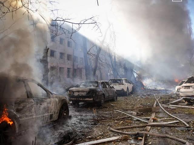 Ataques rusos dejan más de 60 muertos en Ucrania desde el miércoles; cifra podría aumentar