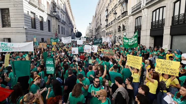 Profesores y estudiantes protestan frente a la Presidencia de la Comunidad de Madrid para exigir mejoras en el sistema educativo