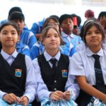 Perú propone prohibir maquillaje, uñas pintadas y cabello teñido en escuelas públicas y exigir pelo corto a los varones