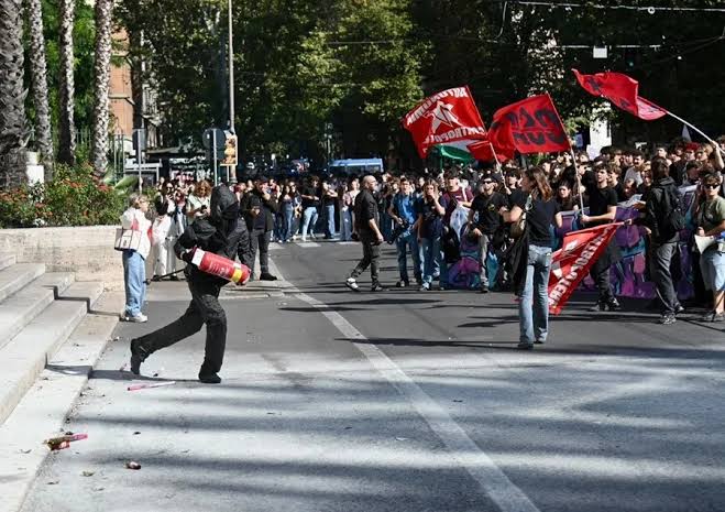 Miles de estudiantes protestan en Italia por la educación pública y contra la crisis climática