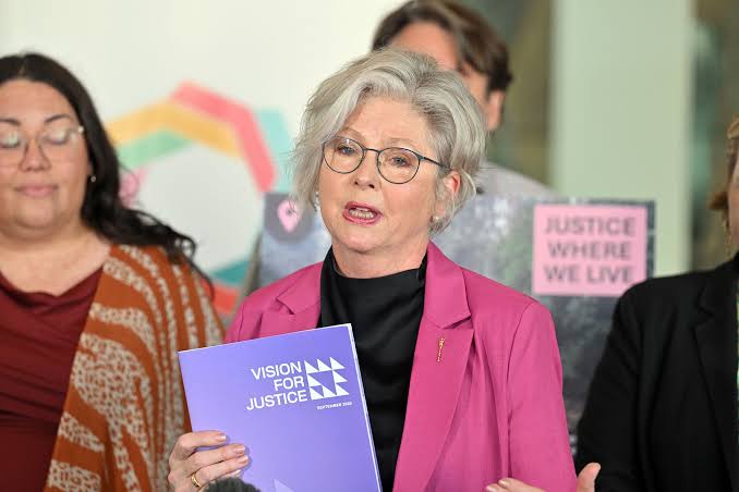 Diputada australiana Helen Haines pierde una pierna tras ser atropellada frente a su oficina electoral y permanece en estado crítico