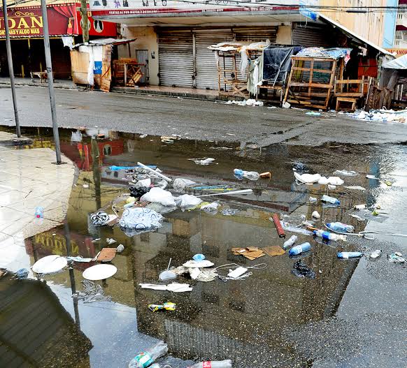 Comerciantes denuncian insalubridad en la Duarte con 27 de Febrero: basura y aguas negras se acumulan bajo el puente