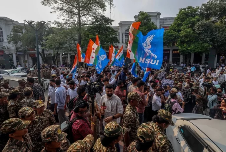 Los líderes de «Cucarachas» prometen seguir en las calles de Nueva Delhi pese a nuevas detenciones