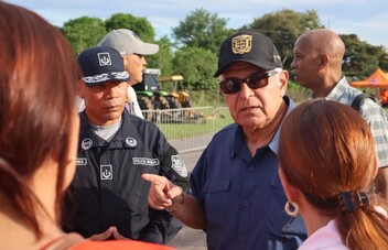 Presidente panameño visita Penonomé, una de las zonas más afectadas por el terremoto de magnitud 7.7 en Panamá